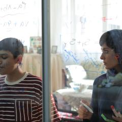 女人和孩子 - pSvZcHQtgwCmyUrR265AHbmi5x9.jpg